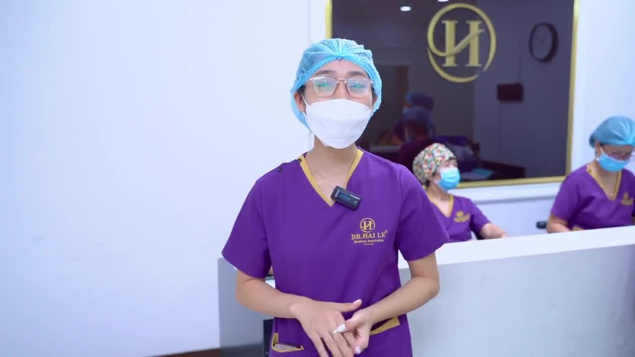 Khách hàng nói gì trước khi lên bàn phẫu thuật mí mắt? Cả nhà cùng theo dõi Cả nhà mình (.) để chờ đón kết quả sau 1 tiếng nữa ạ