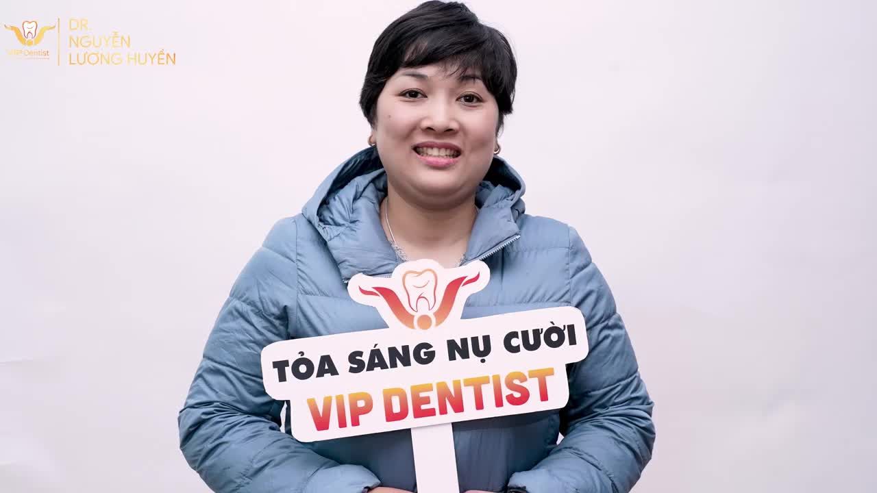 NỮ KHÁCH HÀNG U40 HẠNH PHÚC ĐÓN NỤ CƯỜI MỚI SAU THÁO NIỀNG