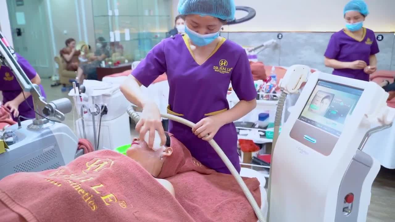 Cuối tuần chị em tranh thủ đến Dr.Hải Lê làm đẹp đông vui nhộn nhịp quá ạ