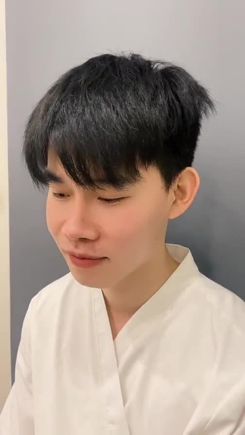 "Lúc trước tại sao mình không cuộn cánh luôn mà đợi đến hôm nay" "Dạ lúc trước em còn run lắm tại sợ vì mới phẫu thuật lần đầu"