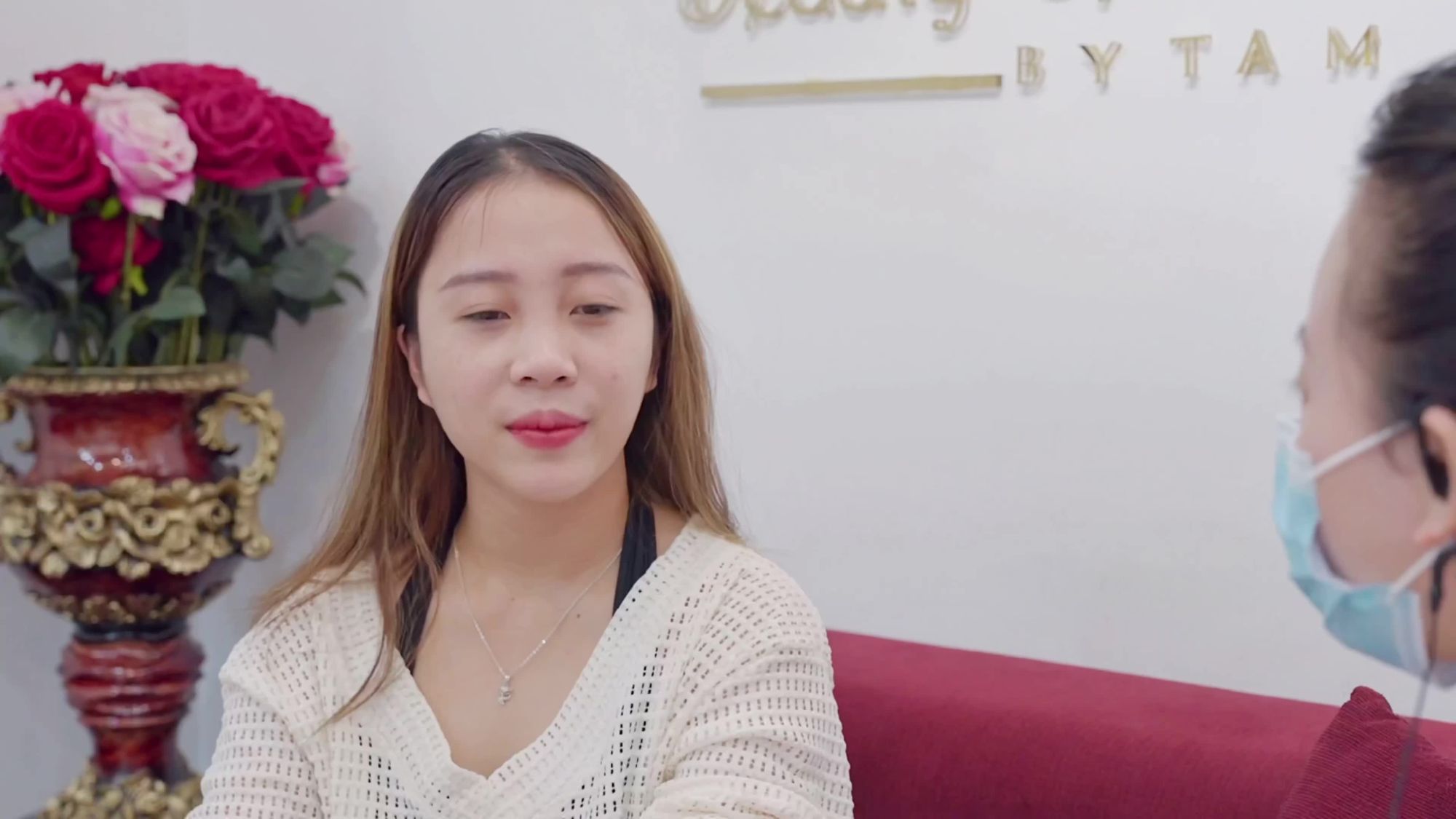 Khách hàng quay lại kiểm tra kết quả thon gọn mặt sau khi sử dụng Vline Perfect