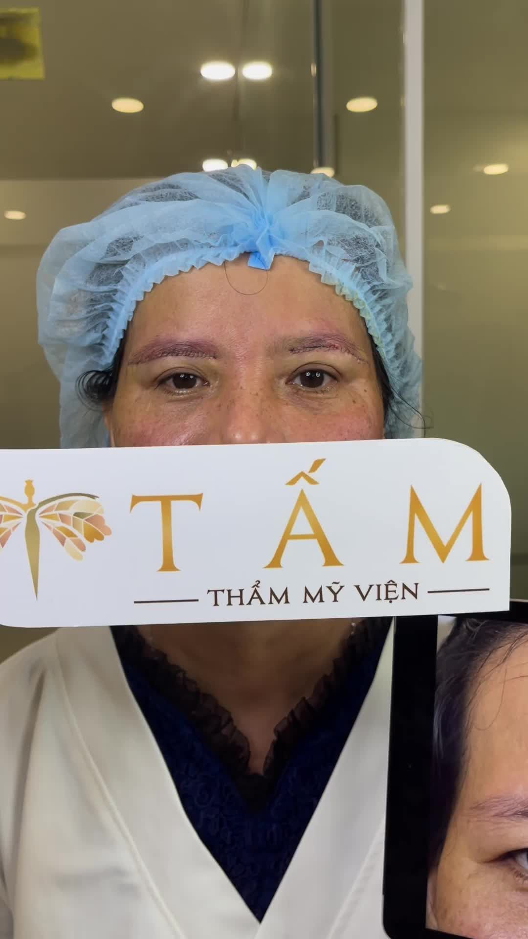 hị khách nâng cung mày tại Tấm. Chỉ sau 45 phút thực hiện dịch vụ, đôi mắt tươi trẻ rạng rỡ hơn.