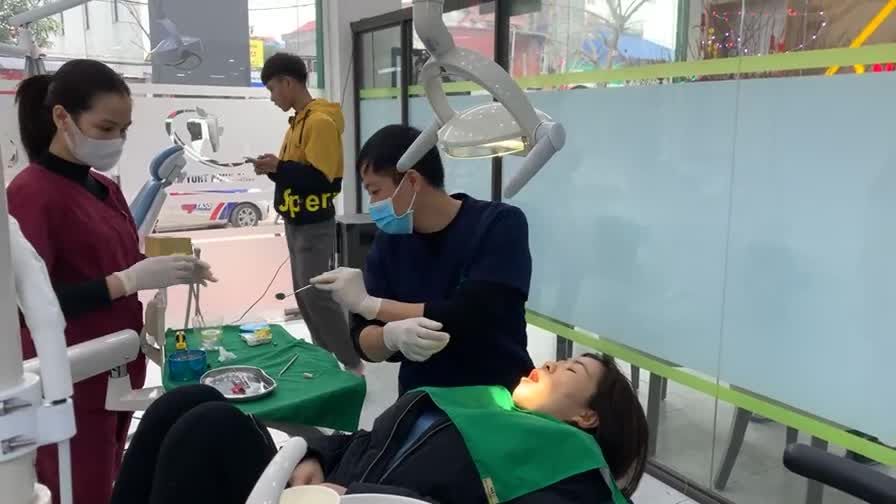Lắp răng cầu răng trên chân răng nhân tạo implant khôi phục lại răng 45, 46, 47 bị mất cho cô Hường.