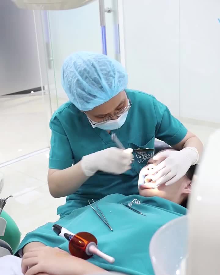 Khi nào cần cắm vít niềng răng?