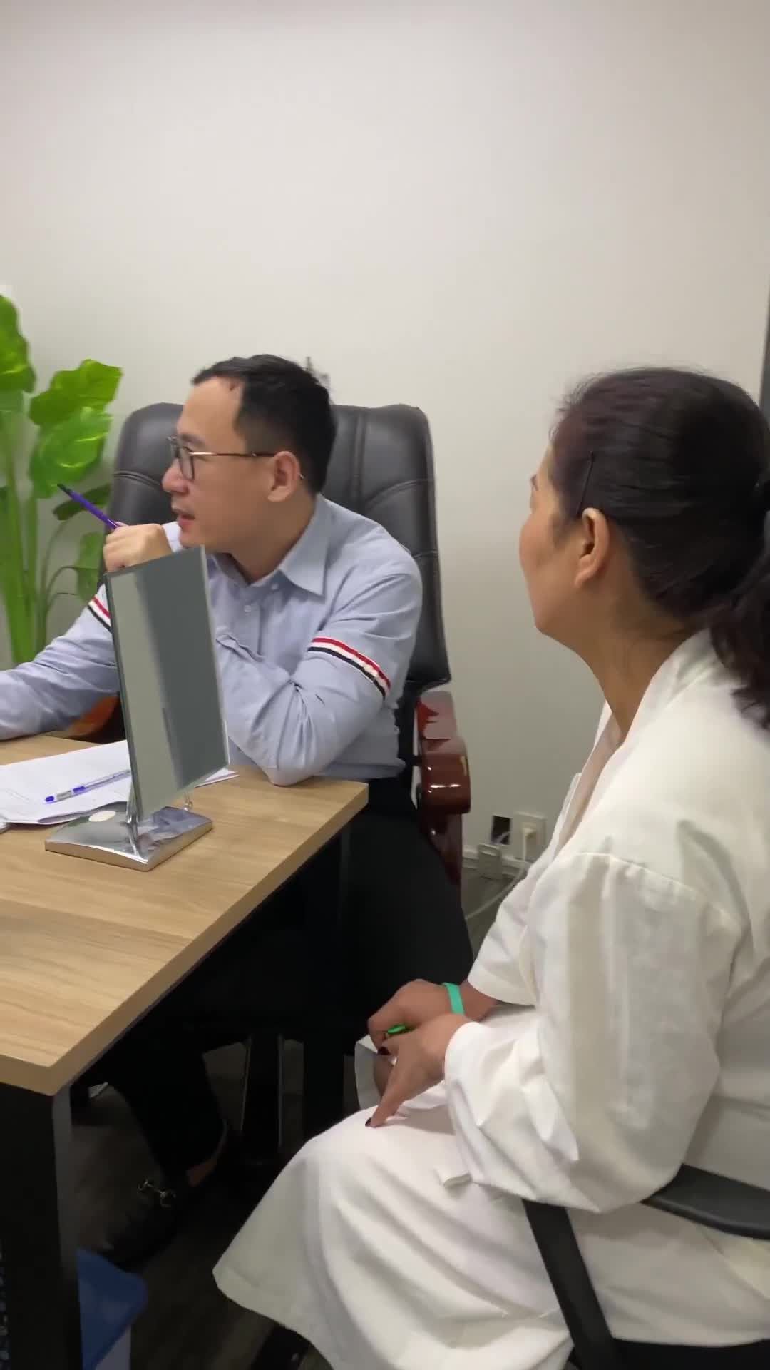 TƯ VẤN CHỊ KHÁCH HÀNG ĐẾN TỪ CỘNG HÒA SÉC