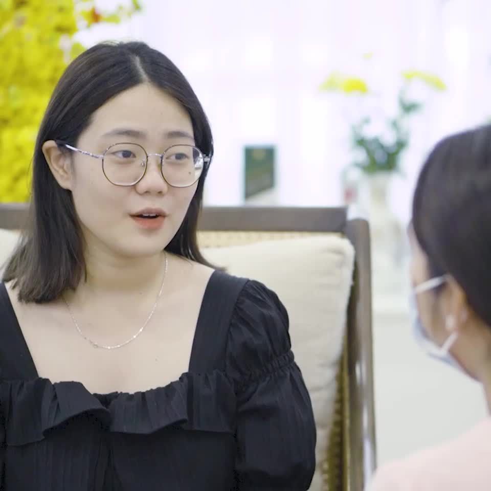 Khách hàng tư vấn làm thon gọn hàm Vline tại Tấm