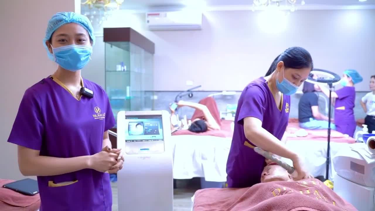 Cận Tết chị em đến Dr.Hải Lê làm đẹp đông vui quá ạ Cả nhà cùng theo dõi ca Nâng cơ da đẹp căng đón Tết xinh ạ