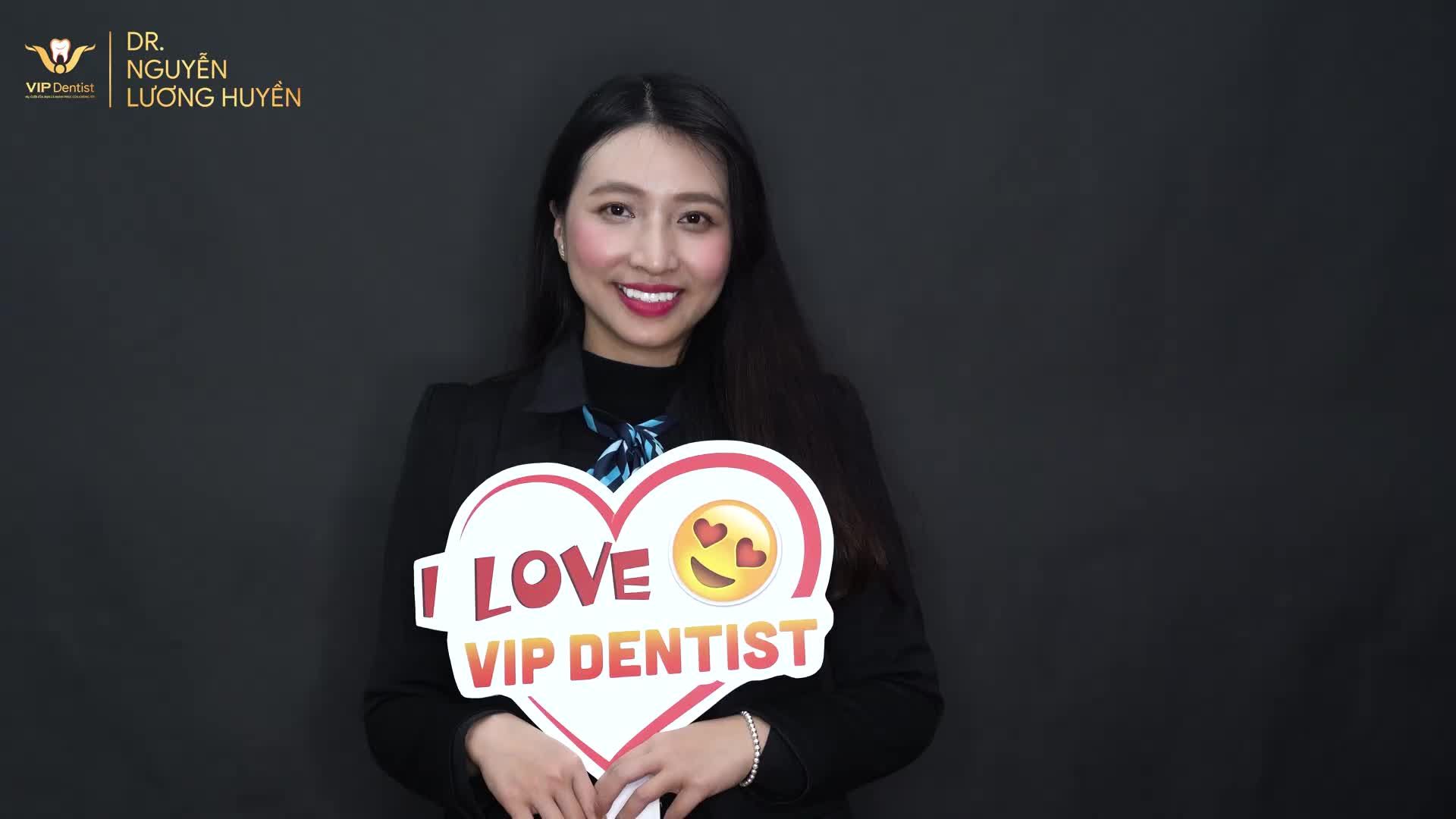 NÀNG LỄ TÂN MERCEDES-BENZ VÀ QUYẾT TÂM NÂNG TẦM NỤ CƯỜI DỊP ĐẦU NĂM