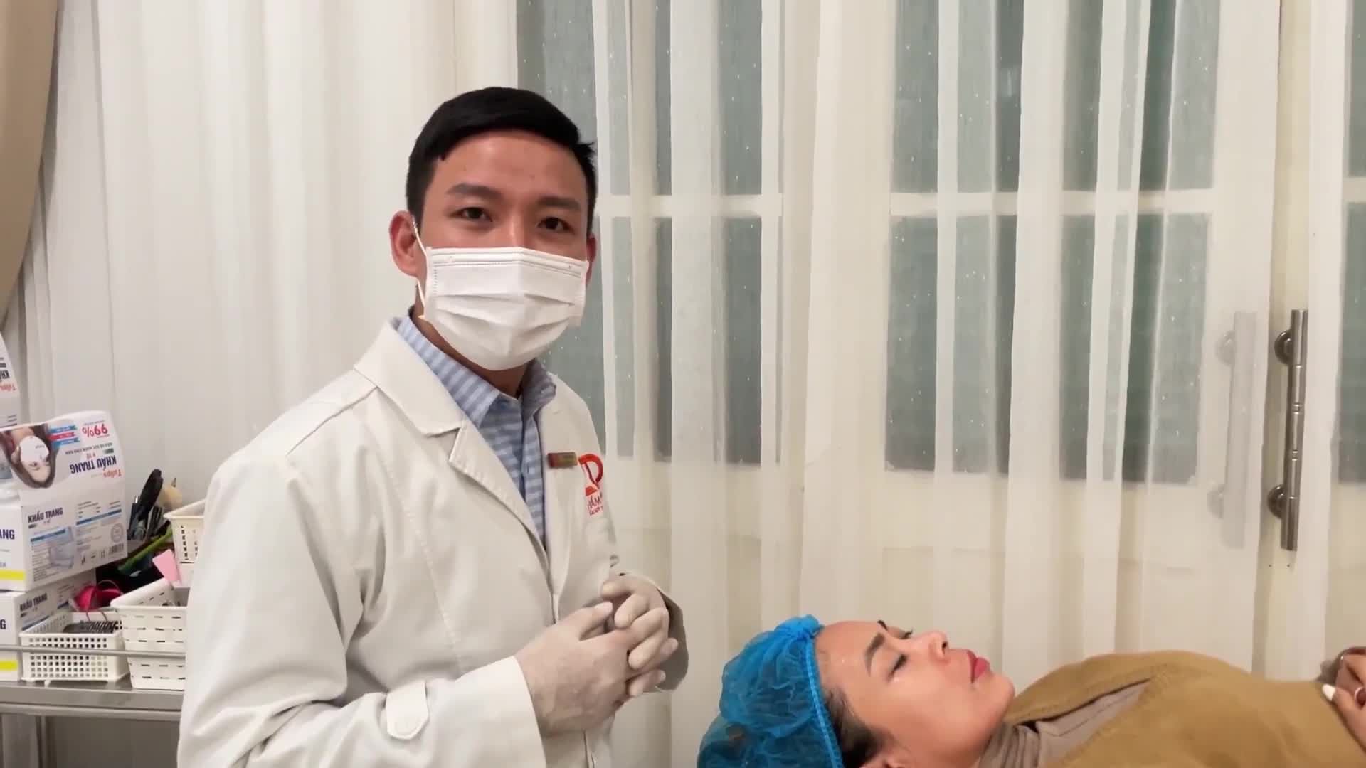 Khách hàng sau khi thăm khám bác sĩ đã quyết định sử dụng liệu trình Mesotherapy để cấp ẩm chuyên sâu cho da.