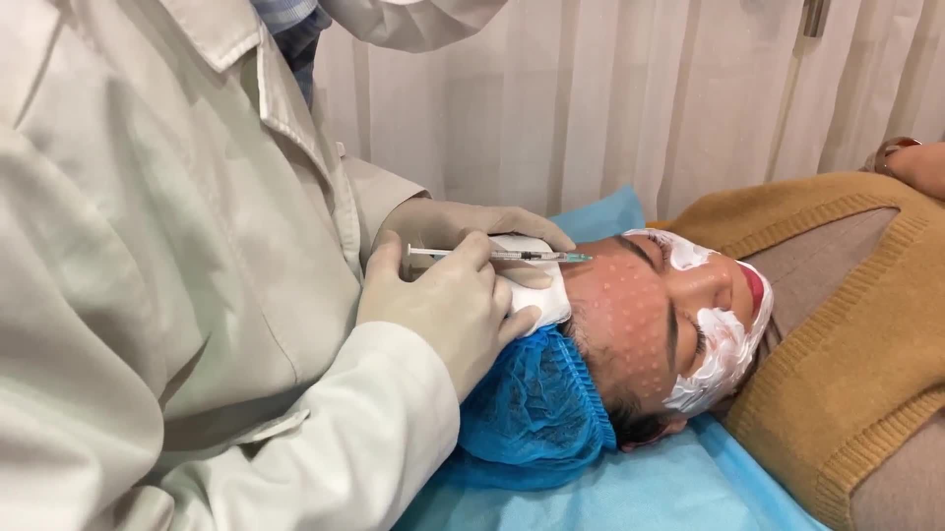 Khách hàng đang được thực hiện tiêm Mesotherapy trên da. Thao tác của bác sĩ nhẹ nhàng, khách hàng được ủ tê nên hoàn toàn không đau.
