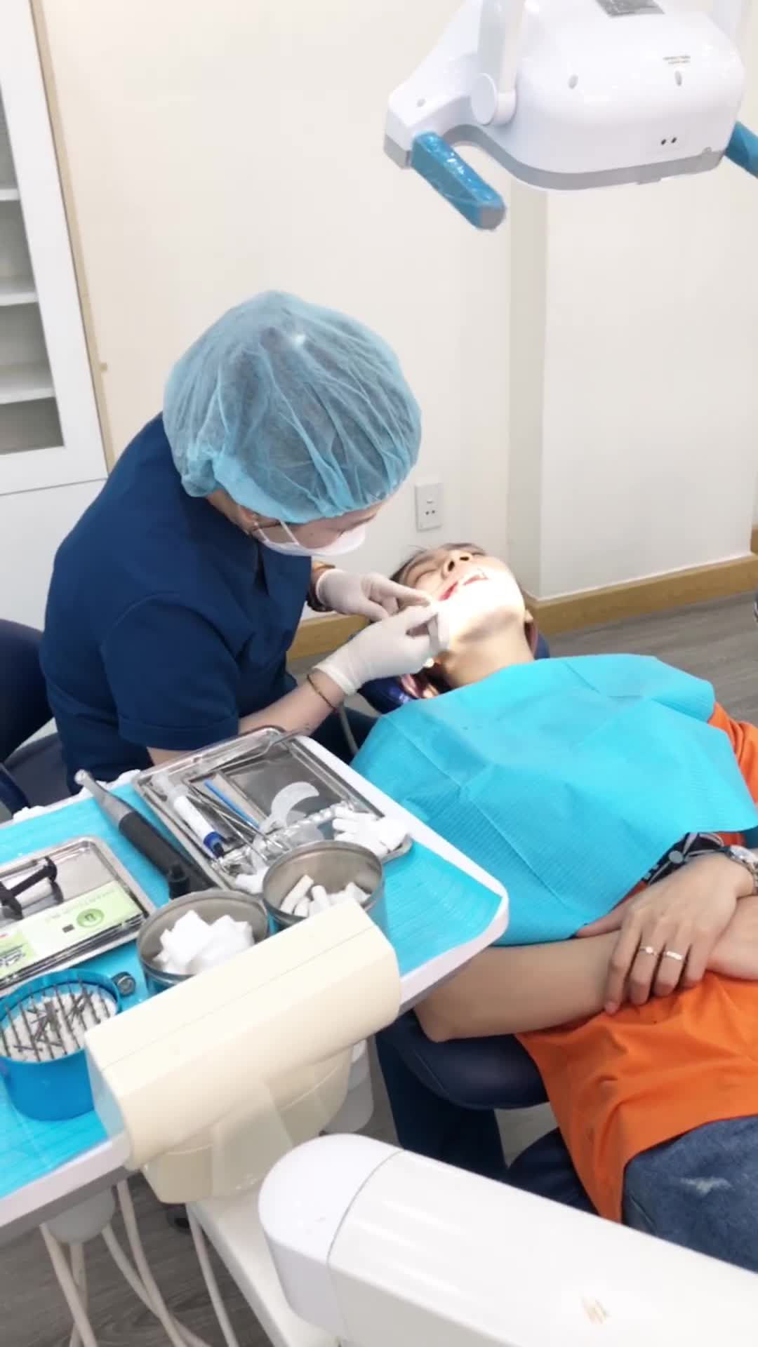 Cận cảnh ca gắn mắc cài cho khách hàng với tình trạng răng moc lộn xộn,không đều