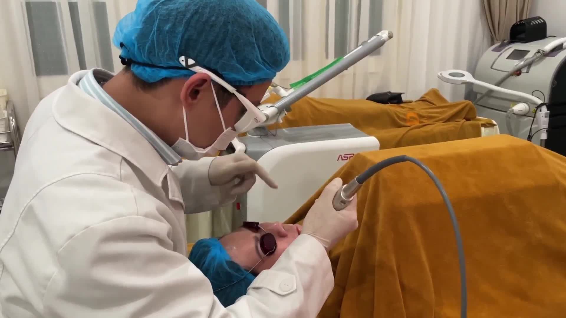 Chị khách hàng thực hiện nâng ngực tại Thẩm mỹ DrD. Nay chị tới tái khám, masage ngực kết hợp làm liệu trình trẻ hoá da bằng công nghệ Fotona.
