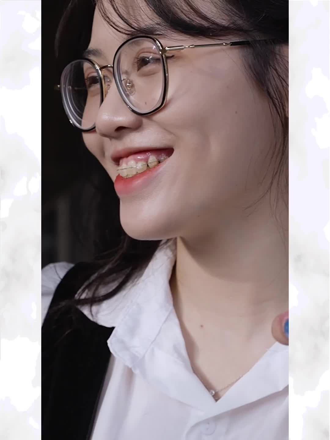 Theo chân bạn Lan Anh - khách hàng niềng răng mắc cài kim loại tại Tấm Dentist đi chỉnh nha định kì và cùng xem sự thay đổi của Lan Anh sau 1 năm niềng răng như thế nào nhé.