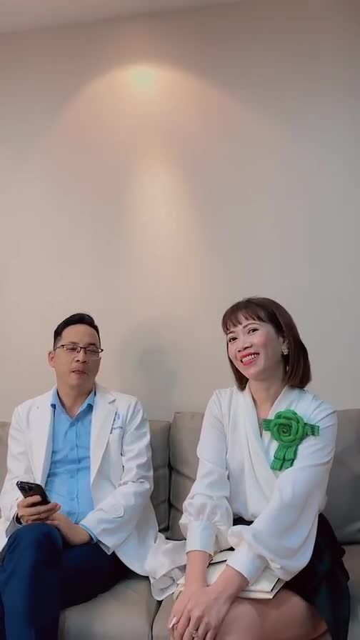 Khách hàng sau 3 năm làm răng sứ quay trở lại tái khám tại Shinbi
