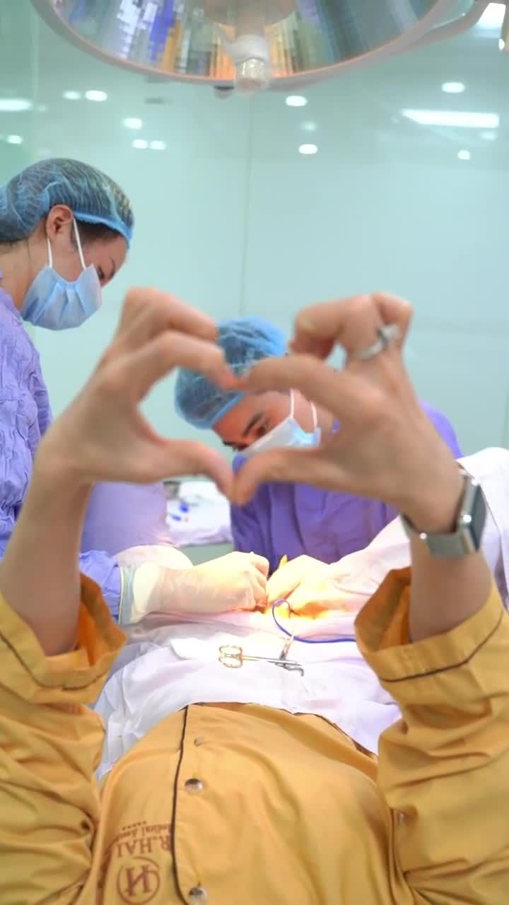 Khách hàng thực hiện combo Sửa mí + Độn cằm V-line xong thoải "tân trang cô bé" cả nhà cùng theo dõi