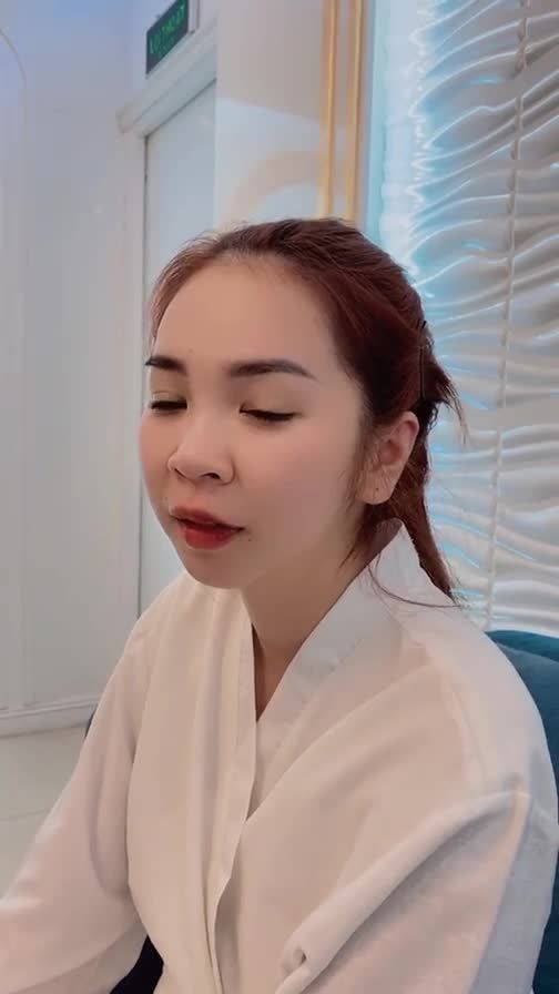 TRƯỚC PHẪU THUẬT  Chị khách hàng vui vẻ chia sẻ tình trạng mũi cũ
