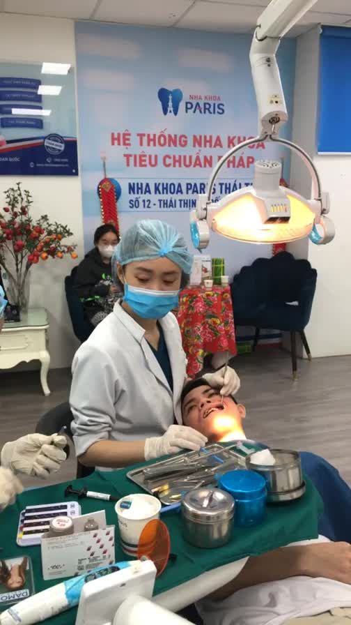 Cây gắn mắc cài Sứ Tự Buộc AI DESIGN tại nha khoa Paris 12 Thái Thinh.