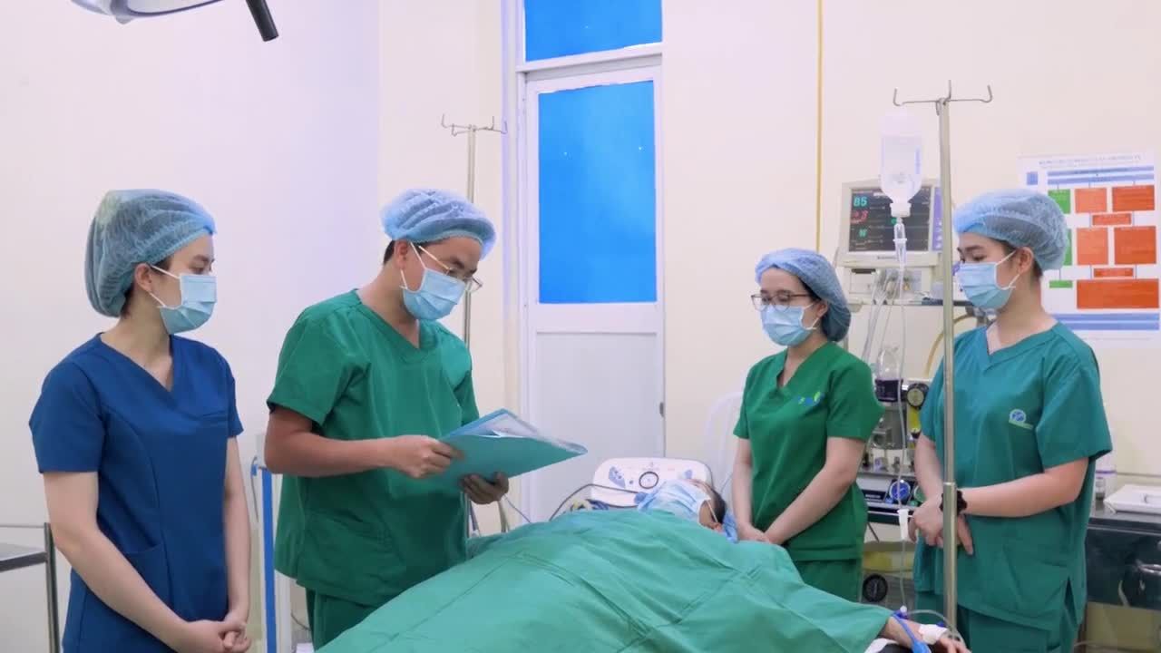 Cô quay lại Bệnh viện thực hiện thêm giảm mỡ vòng bụng, kết hợp cấy mỡ trẻ hoá khuôn mặt.