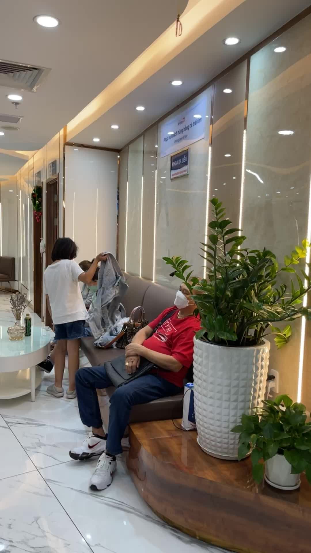 Phải nói là trộm vía! Từ ngày ra Tết, Viện điều trị và chăm sóc da nhà Kangnam chưa ngày nào ngớt khách!