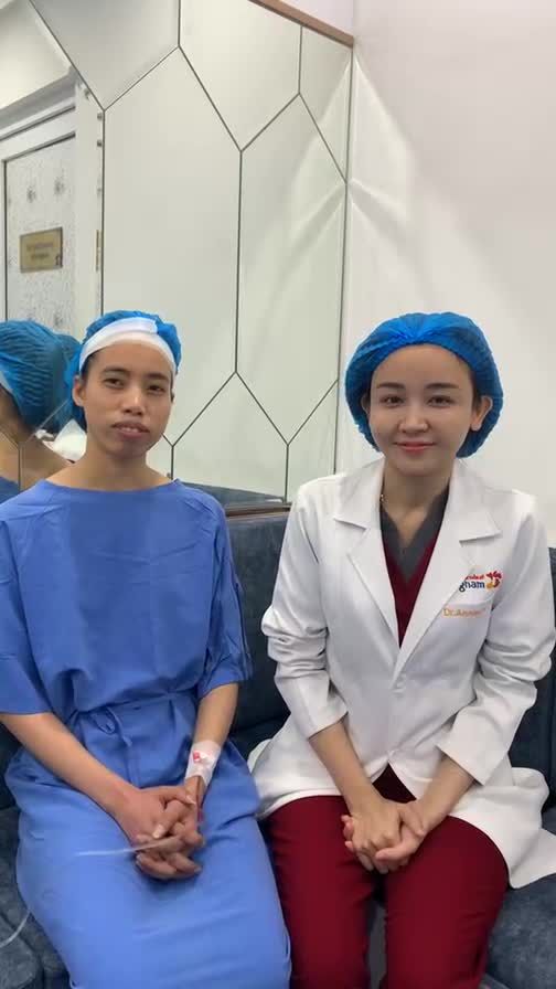 khách hàng cùng bác sĩ Annie Lê phân tích và trò chuyện trước khi bước vào ca phẫu thuật chỉnh hình hàm mặt.