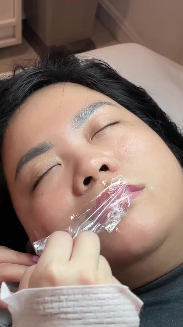 Chị khách hàng phun môi màu hồng sen cách đây nhiều năm. Hôm nay chị đến Thẩm mỹ DrD muốn phun đổi màu môi để thêm tươi tắn, rạng rỡ!