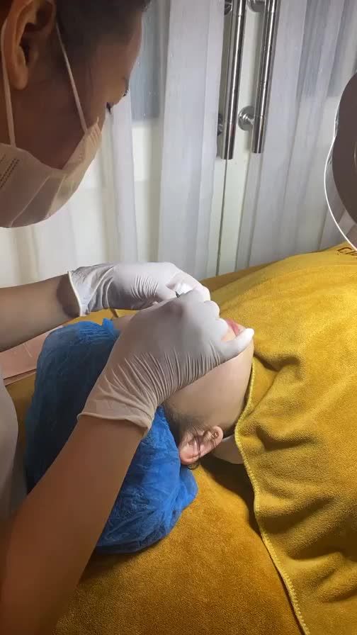 Khách hàng đang điều trị mụn tại Thẩm mỹ DrD! Bước đầu tiên là lấy nhân mụn, mời cả nhà cùng xem livestream nhé!