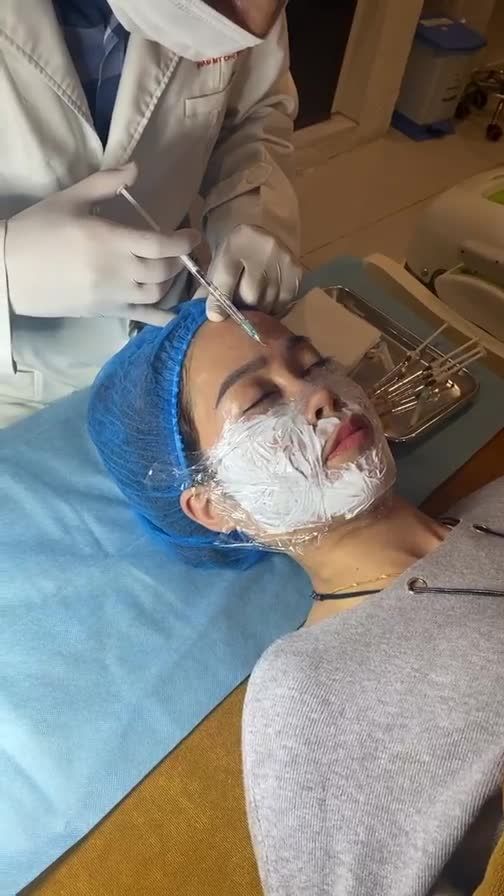 Khách hàng đang được tiêm Mesotherapy cấp ẩm - trắng sáng - đều màu da!