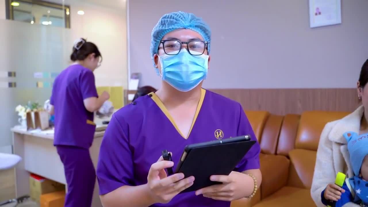 Gia đình ủng hộ anh đã quyết định chỉnh hình mí sụp bẩm sinh sau gần 40 năm sống chung