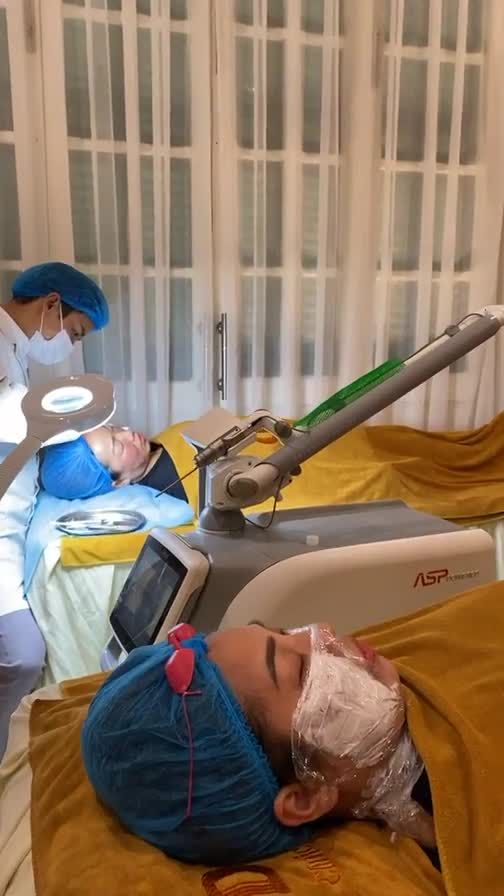 Khách hàng gặp tình trạng nám nhiều năm. Bác sĩ chỉ định điều trị bằng Laser kết hợp tiêm Mesotherapy.