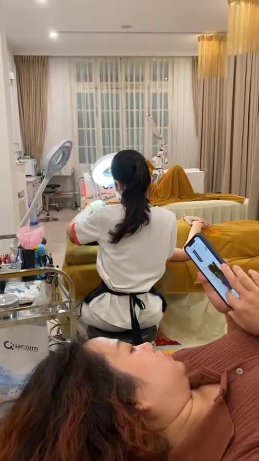 Khách hàng đang thực hiện combo phun mày + phun môi. Cả nhà cùng chờ xem kết quả nhé.