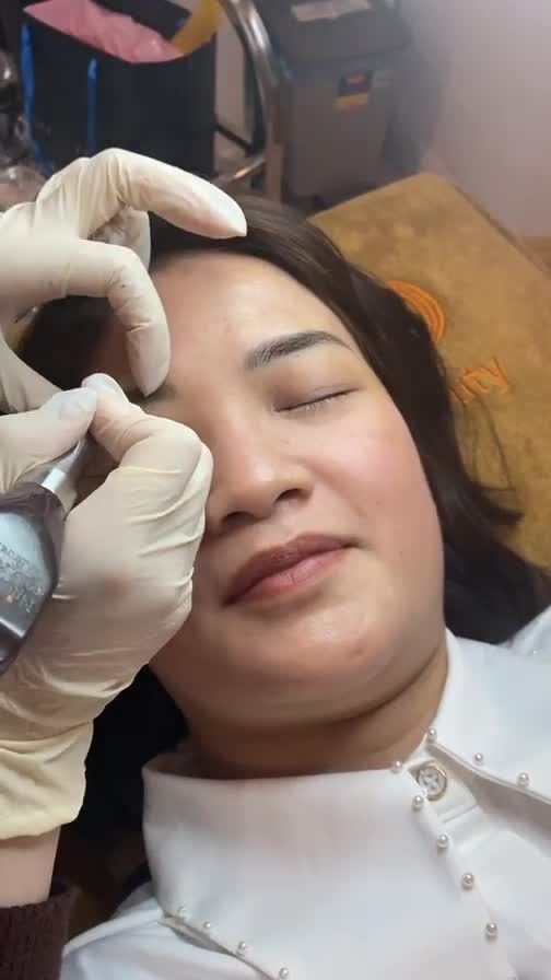 Điêu khắc chân mày, dặm lại 1 chút cho sắc sảo hơn thôi ạ, chứ dáng mày chị ưng lắm rồi!