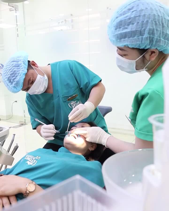 Khi nào niềng răng cần áp dụng cắm vít?