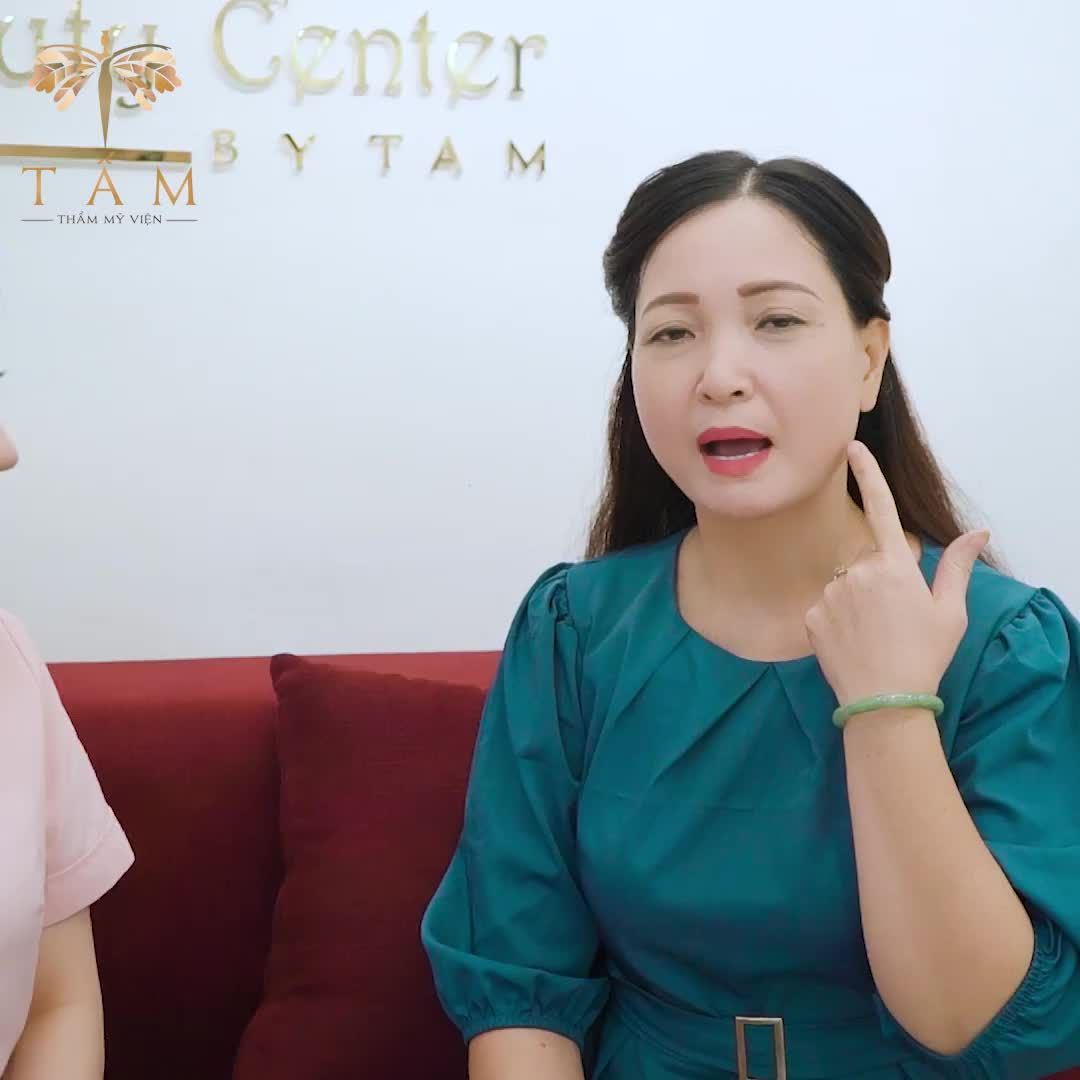 Cô Bích Liên, một khách hàng đã lựa chọn Combo Filler Thái dương, má để khắc phục tình trạng má hóp, thái dương hõm.