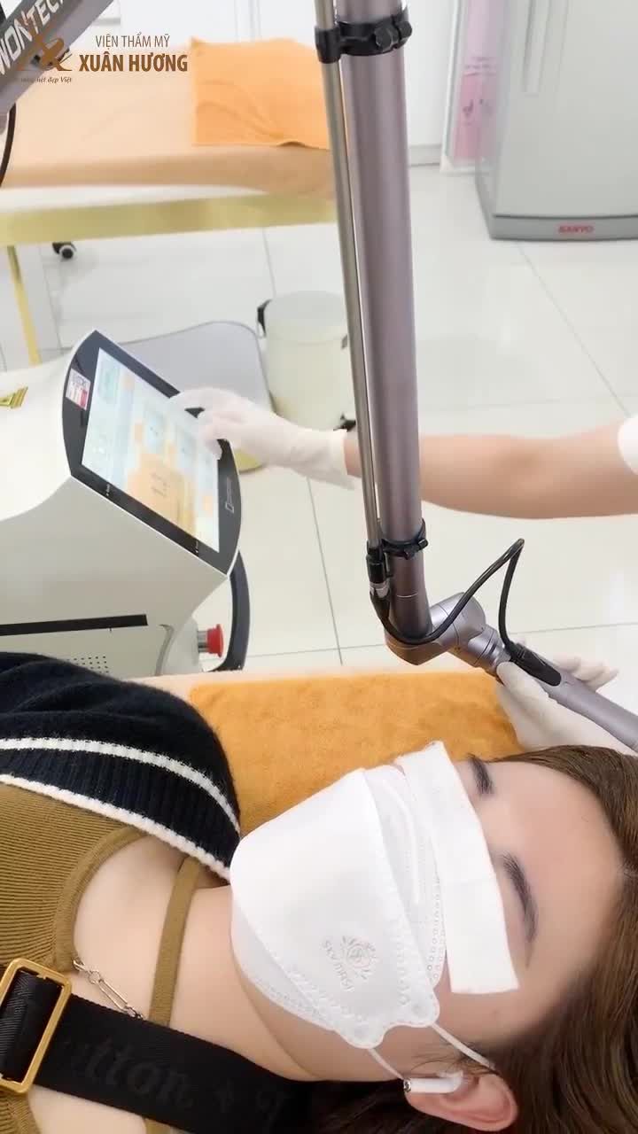 - KHUÔN MẶT XINH ĐẸP NHƯNG LẠI BỊ MỰC XĂM MÀY PHAI XANH LÀM KÉM SẮC