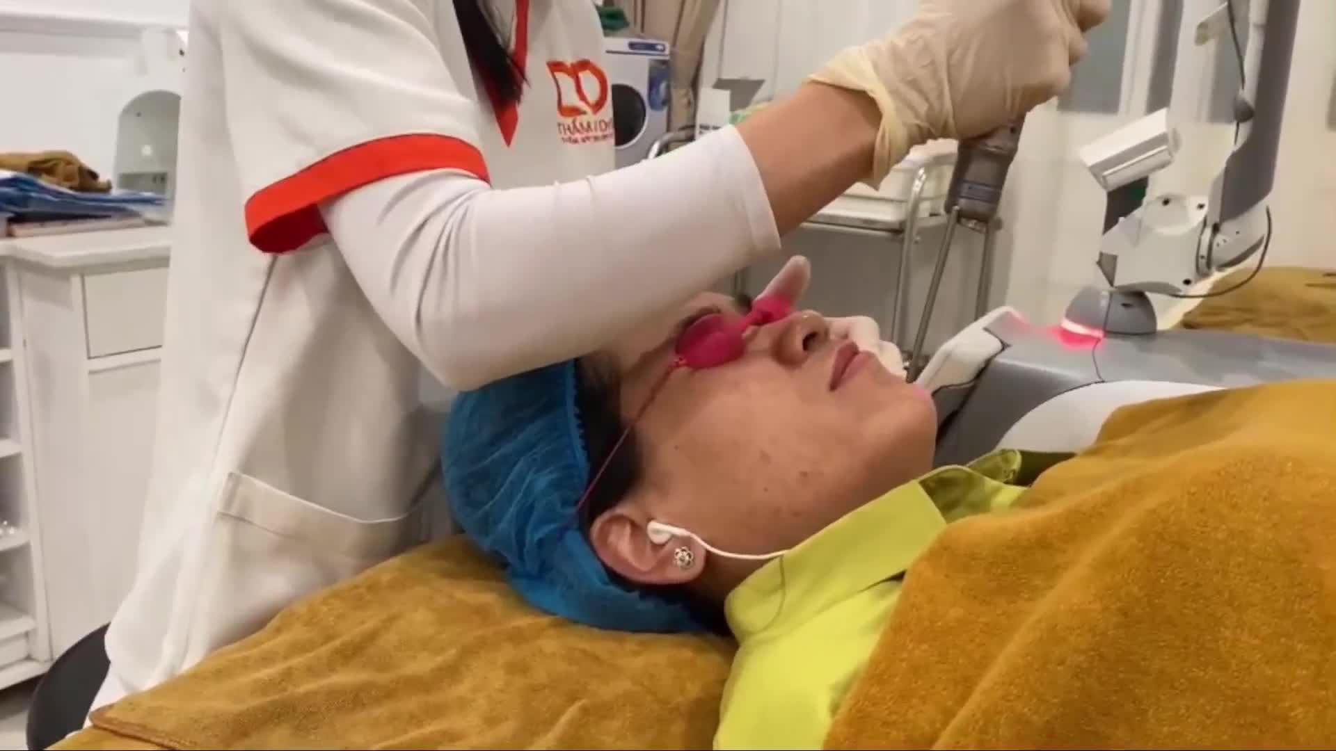 Khách hàng điều trị mụn bằng Công nghệ Laser tại Thẩm mỹ DrD