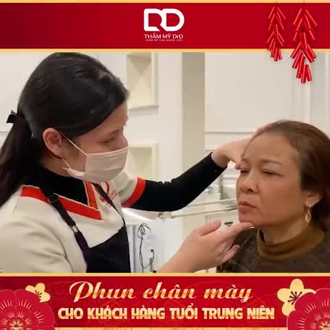 Cận cảnh phun chân mày cho khách hàng tuổi trung niên.