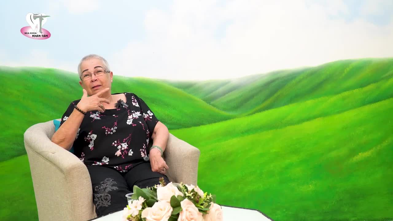 Cô Huỳnh Kim Ánh (73 tuổi, Việt kiều Mỹ) đến Nha khoa Nhân Tâm