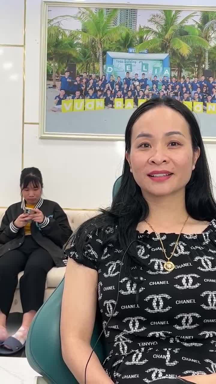 Chị Minh Hằng sau khi vừa lắp răng sứ tại nha khoa Delia