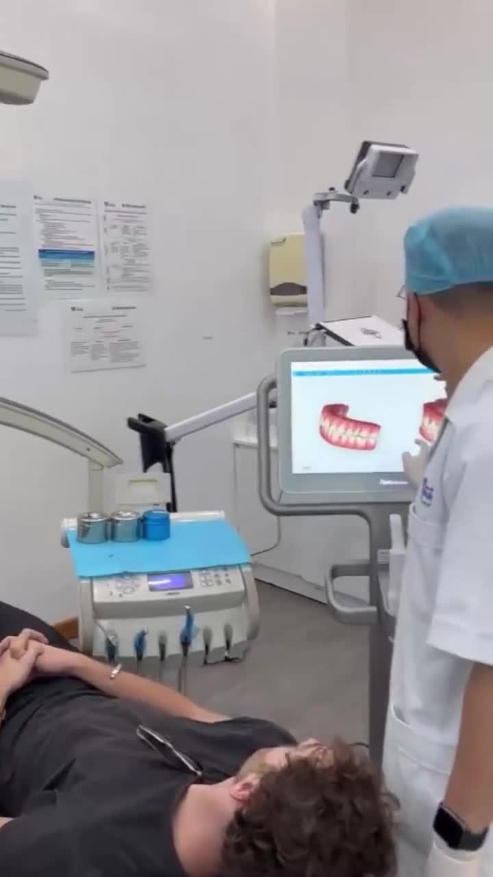 Dr. Haziza và BS. Tuấn đang hội chẩn và thăm khám cho KH tại Nha khoa Paris 97 Cộng Hòa.