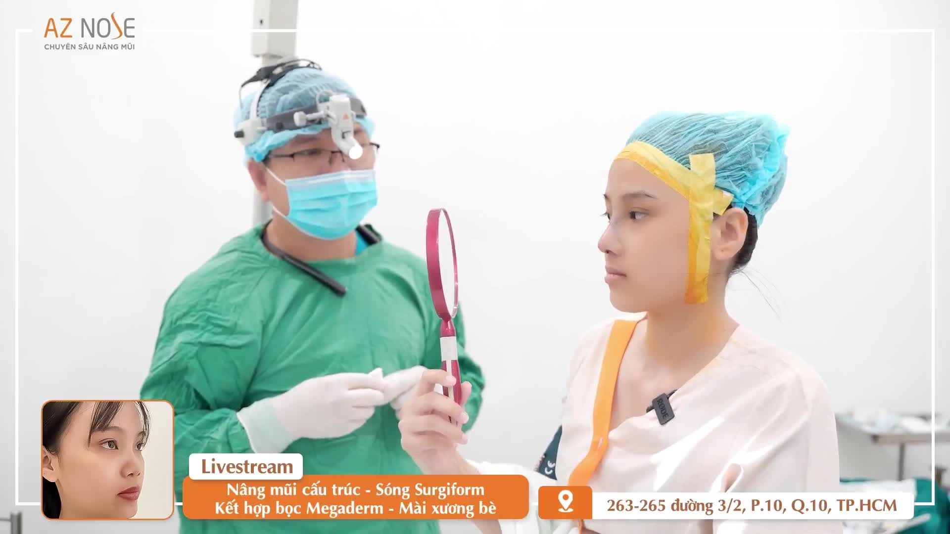 Khách hàng 2K2 cùng mẹ xem dáng mũi trước khi đóng vết khâu
