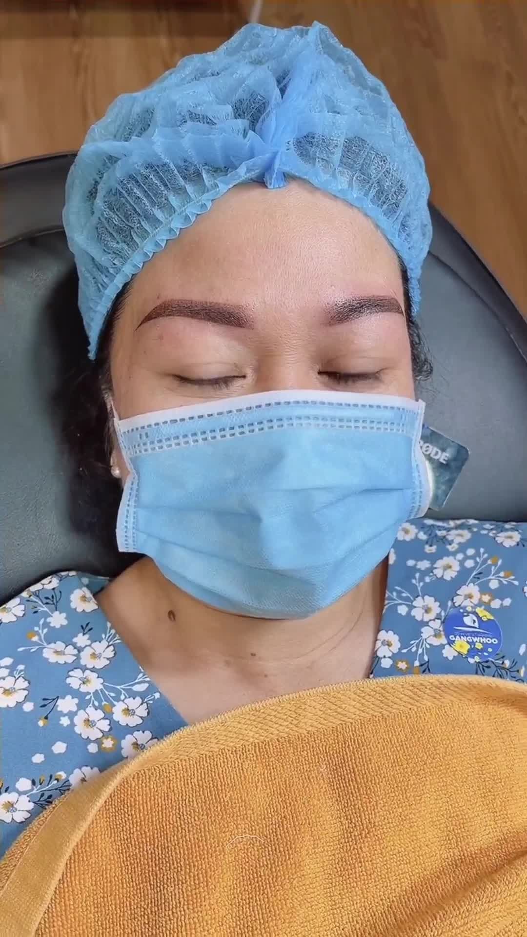 KHUÔN MÀY SẮC NÉT ĐẸP TỰ NHIÊN GIÚP CHỊ KHÁCH HÀNG THĂNG HẠNG NHAN SẮC