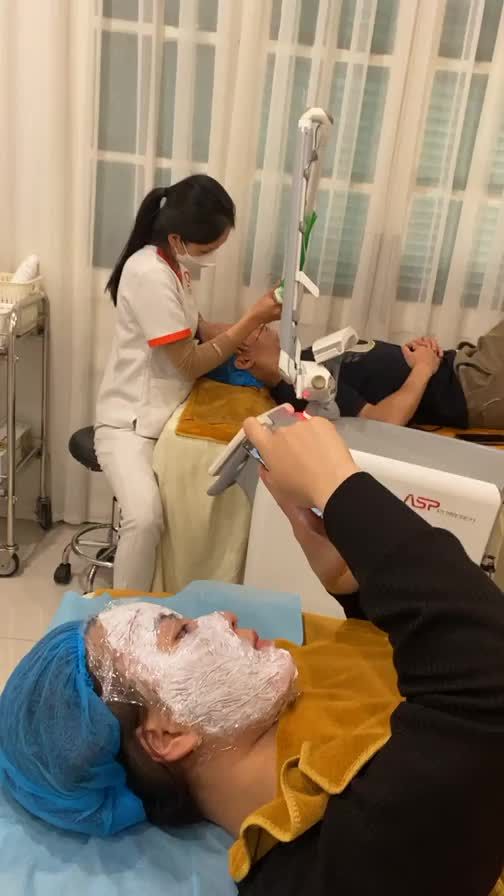 Bạn trai dễ thương hôm nay đến DrD để điều trị trẻ hoá da bằng CN Fotona StarWalker!