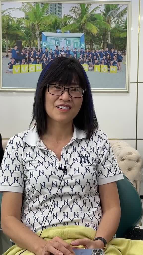 Trong quá trình làm các bác sĩ rất nhẹ nhàng, ân cần giúp chị xóa tan nỗi lo trên ghế nha" Chị Trâm Anh