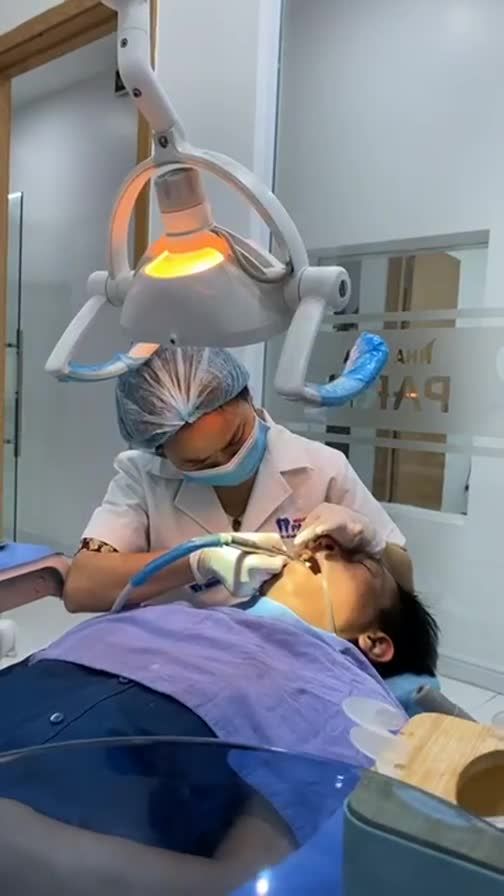 Quá trình mài 20R sứ tại nha khoa Paris Vinh