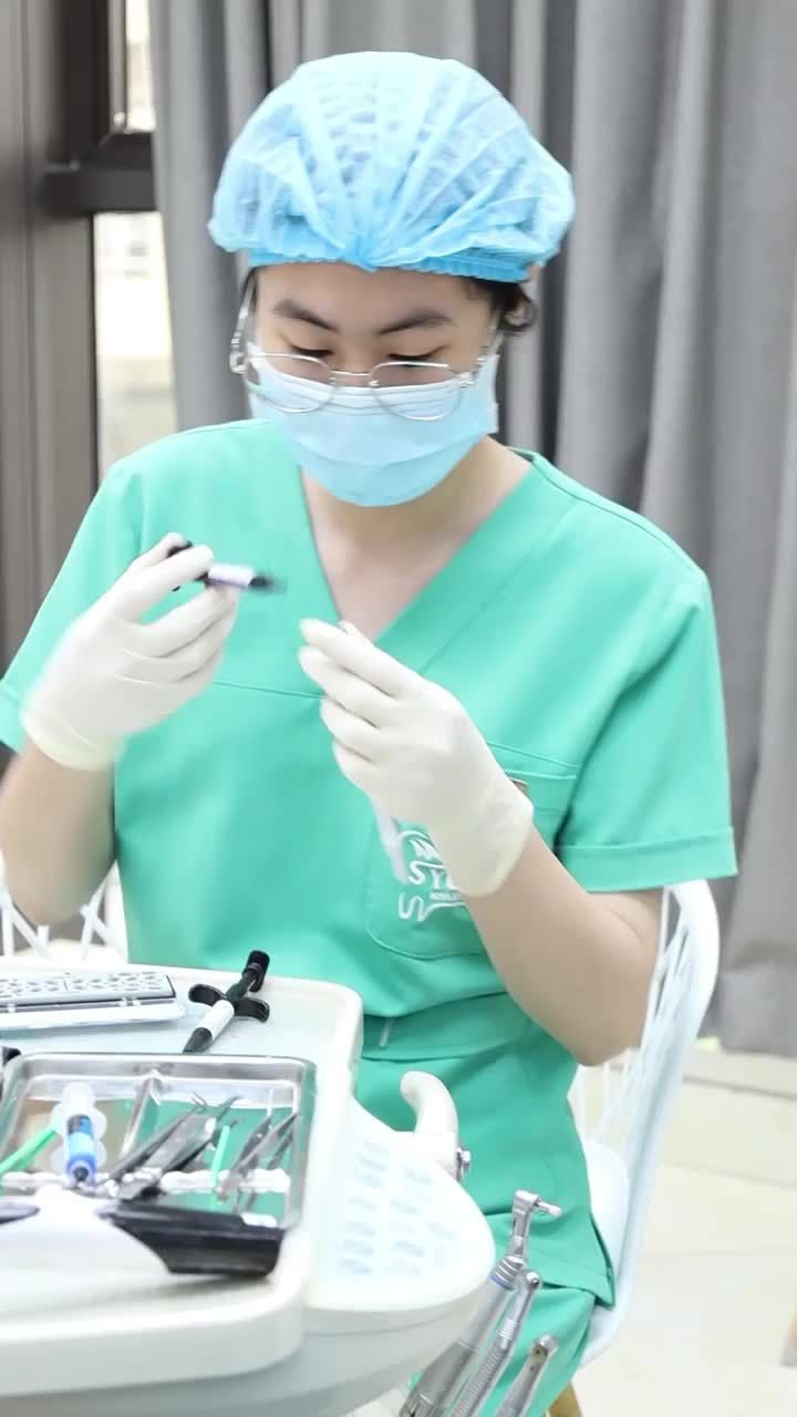 Niềng răng xong bọc sứ được không?