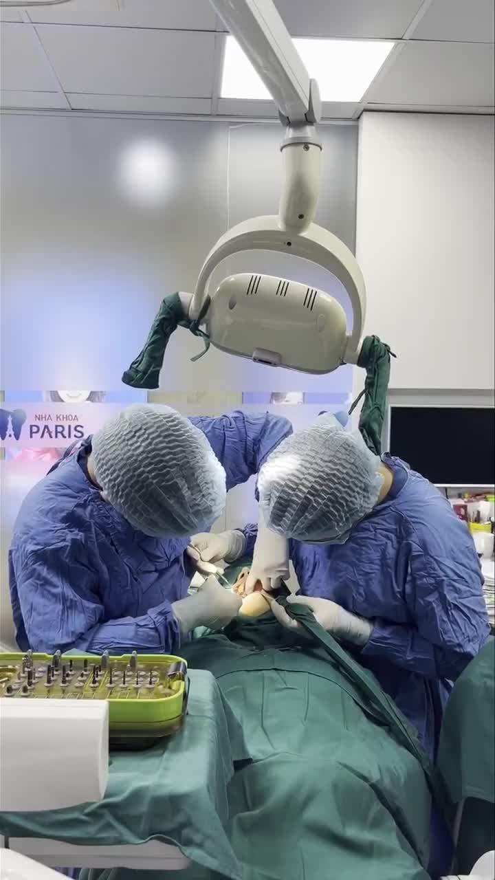 Phẫu thuật cấy ghép 01 trụ Dentium Hàn Quốctại Nha khoa Paris 12 Thái Thịnh