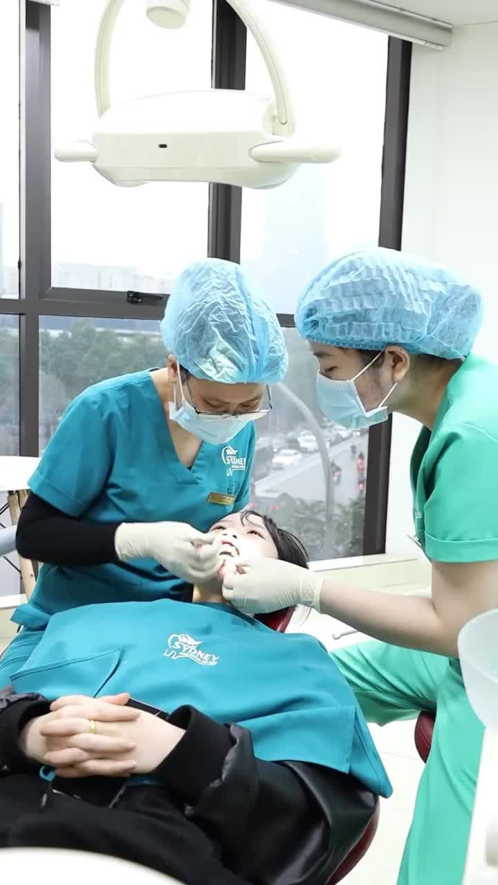 Bị tụt lợi có niềng răng được không?