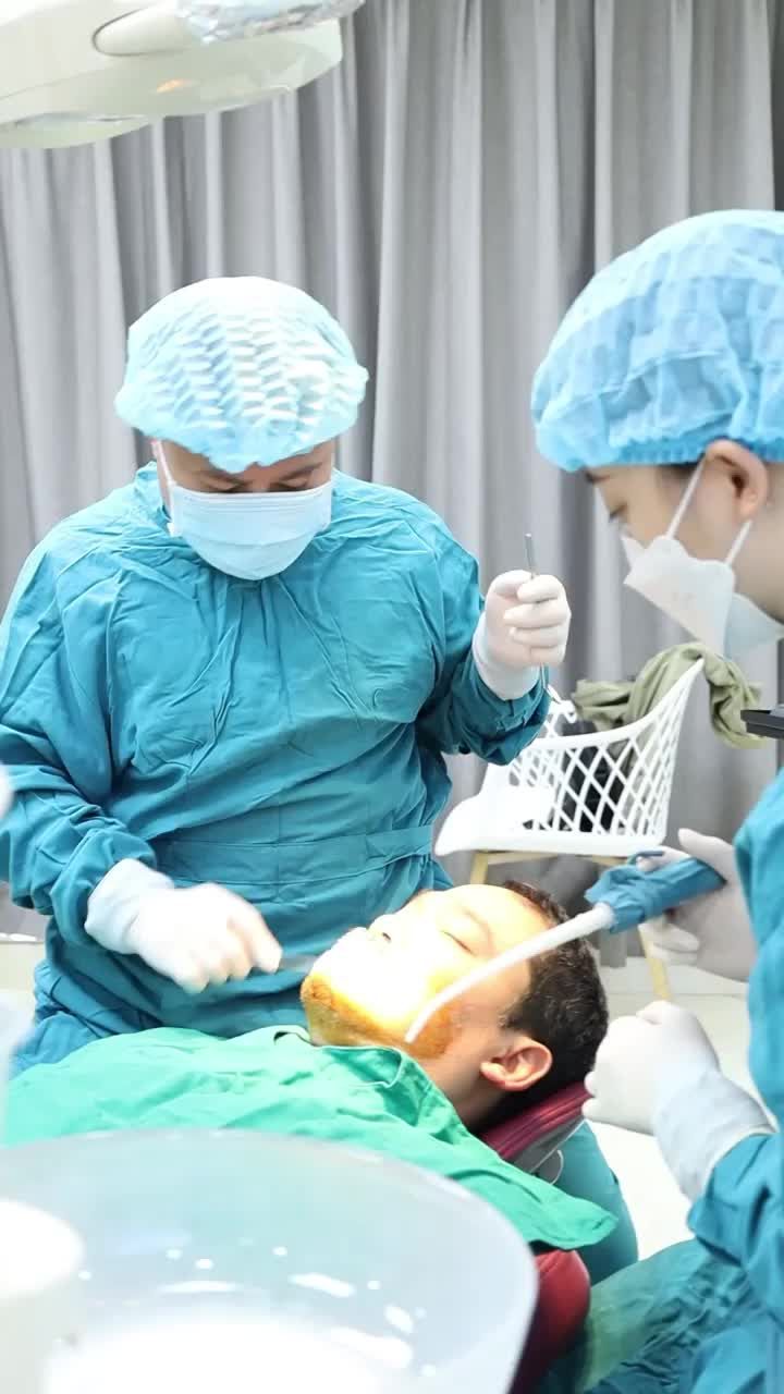 Trồng răng khi còn chân răng có được không?