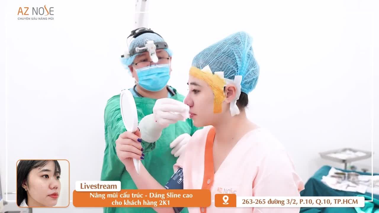 Khách hàng 2K1 cùng mẹ xem dáng mũi trước khi đóng vết khâu