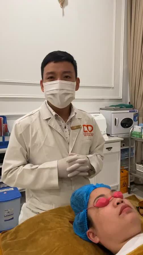 Bác sĩ chia sẻ về tình trạng nám da của khách hàng.